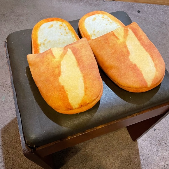 BREAD SLIPPERS 🥖- realistic looking French baguettes - Picture 3 of 3
